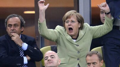 Merkel: "Əgər mən futbolçu olsaydım..."