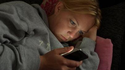 Smartfon telefonlar yuxusuzluğa səbəb olur