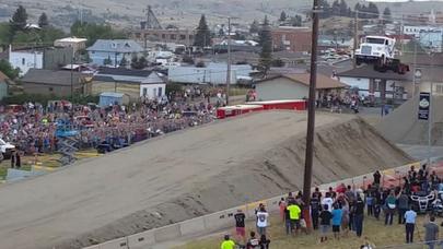 Yeni rekord: yük maşını 50 metr uçdu - VİDEO