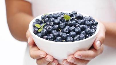 Dərini yeniləyən qarağat maskası