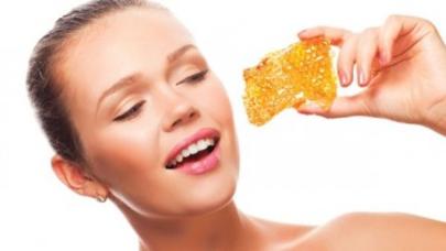 Mükəmməl dəriyə qovuşduran 3 bal maskası