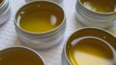 Qışda çatlayan dodaqlar üçün vanilli balzam