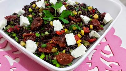 Pendirli qara düyü salatı