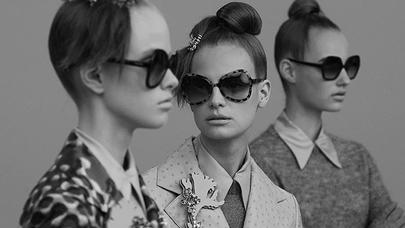 Podiumlarda yenilik: saç aksessuarları ilə at quyruğu – FOTOLAR