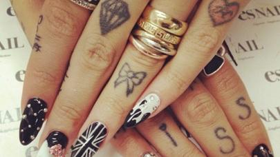 Əlləri əyləncəli və gözəl göstərən manikür dəbi - FOTOLAR