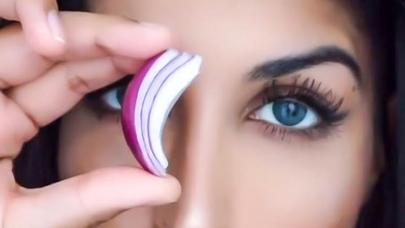 Qaşlarına soğan suyu çəkdi, nəticədən heyrətə gəldi! – VİDEO