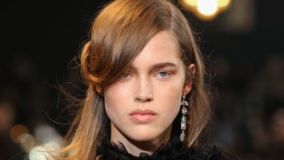 Yayın dəbli xanımı olmaq üçün saçınızı yandan ayırın! – FOTOLAR