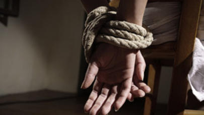 Bakıda evə basqın: 6 minə yaxın pul apardılar