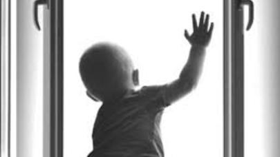 Bakıda 2 yaşlı uşaq pəncərədən yıxlıb öldü