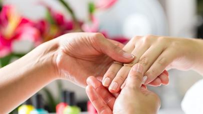 Dırnaqlar üçün gənəgərçək yağı maskası