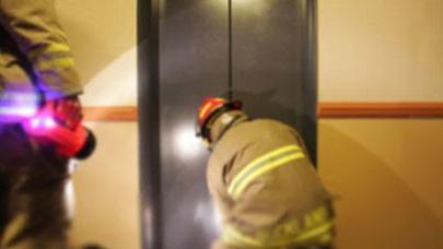 2 nəfər liftdə qalıb