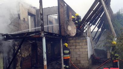Ər arvadı ilə dalaşdı, evi yandırdı - FOTOLAR