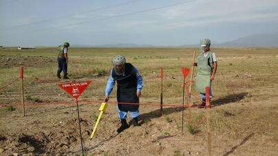 Cəbhədə 14 partlayış yeri yoxlanıldı