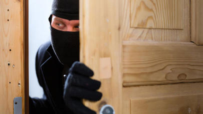 Azərbaycanda eks-kolxoz sədrinin əl-ayağını bağladılar - Maskalı basqın