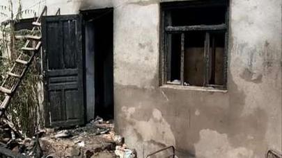 Bakıda ev yandı, sahibi son anda xilas edildi - FOTO