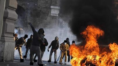 Silahlılar polisləri atəşə tutdu: 8 nəfər öldü, 24 nəfər yaralandı