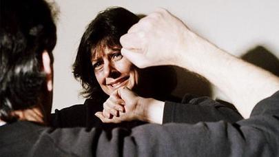 Zorakılığa dözməyib qaçan qadını əri...