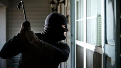 Bakıda evə basqın olub