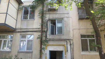 5 mərtəbəli binadan yıxılan qadın sağ qaldı