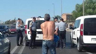 Bakıda DƏHŞƏT: Yolun ortasında soyunub... - FOTO