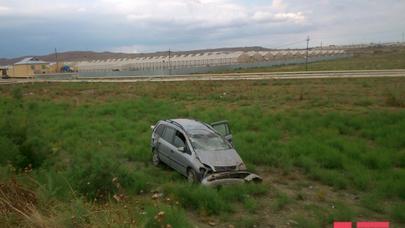 Salyanda avtomobil aşıb - FOTO