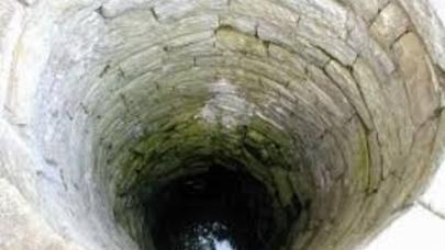 5 yaşlı uşaq su quyusuna düşüb