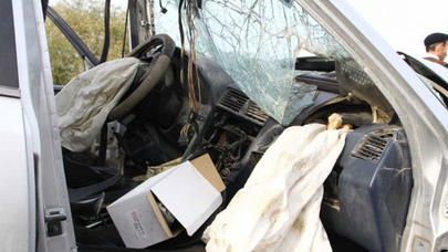 Daha bir ağır qəza - Maşın marketə "girdi" - VİDEO