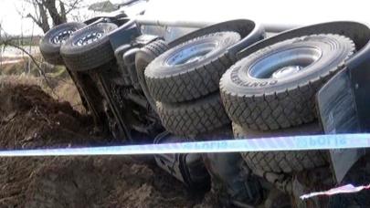 Salyanda ağır qəza: Yük və minik maşınları toqquşdu