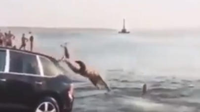Azərbaycanlılar «Porcshe» ilə dənizə kəllə vurdu - VİDEO