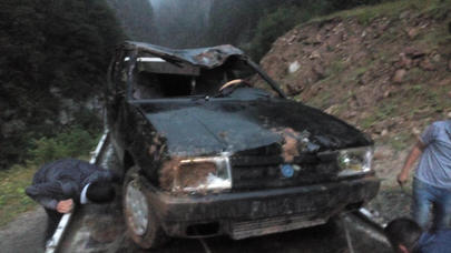 Qubada sürücü şəkil çəkərkən maşınla dağdan çaya düşüb – FOTO