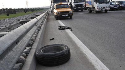 Yevlax-Xaldan yolunda qəza: 2 ölü
