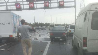 Bakıda qəza oldu, yoldan keçənlər kef elədi - VİDEO/FOTO