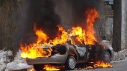 Bakıda avtomobil yanıb