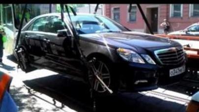 Azərbaycanlı Moskvada evakuatorla "Mercedes" oğurlamaq istədi