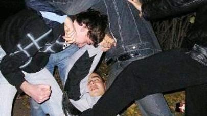 Sərxoş kişi içib, yerə yıxıldı və OLANLAR OLDU - VİDEO