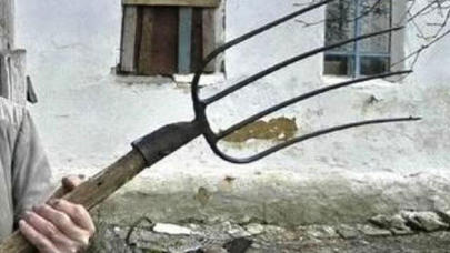 Şəkidə qanlı OLAY:  əmisini bıçaqladı, əmisi arvadını yabaya keçirdi