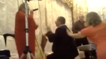 Bakıda toyda BİABIRÇILIQ: kişilər qadın müğənnini... - VİDEO