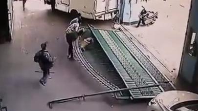 BƏDBƏXT HADİSƏ: Dəmir darvazanın altında qaldı - VİDEO