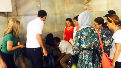 Metroda hamilə qadının sancıları tutdu - FOTO