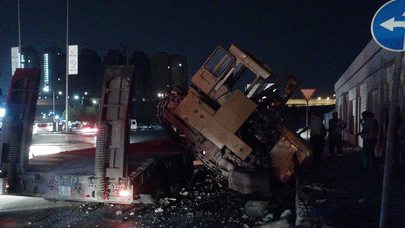 Avtovağzal yaxınlığında qəza - Evakuator traktoru aşırdı - FOTO