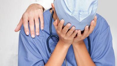 Əməliyyatda ölən qızın qohumları həkimləri döydü