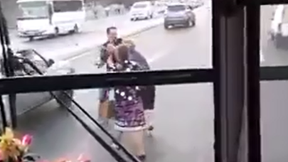 Bakıda qadınlar sərxoş kişini döydü - VİDEO