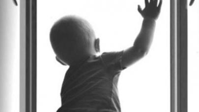 Sumqayıtda İNANILMAZ HADİSƏ: 5-ci mərtəbədən düşən uşağı göydə tutdu - VİDEO