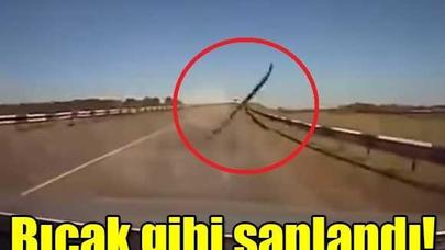 Yük maşınından qopan dəmir parçası avtomobilə sancıldı - VİDEO