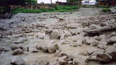 Qubada uşağı sel apardı