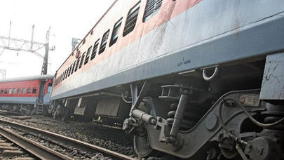 Sərnişin qatarı relsdən çıxdı - Xəsarət alanlar var