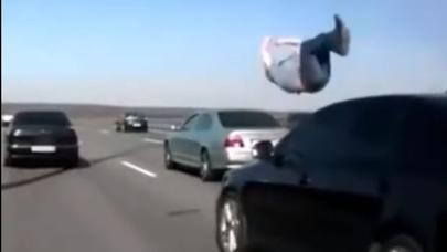 Yolun ortasında dayanan gənci avtomobil belə vurdu – VİDEO (18+)