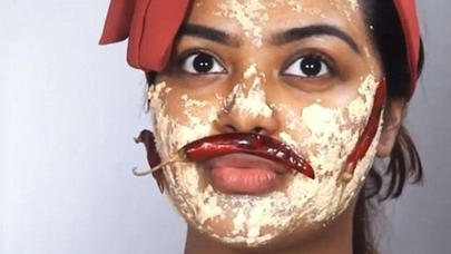 Üzünə acı bibər maskası çəkdi və...