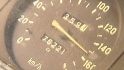 Hər iki əli yoxdur, saatda 170 kilometr sürətlə avtomobil idarə edir - VİDEO