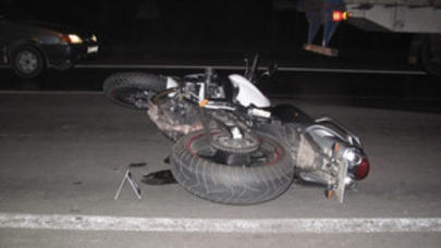 Avtomobil motosikletlə toqquşub